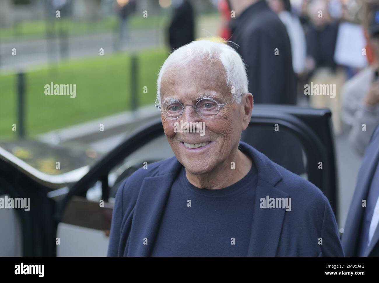 Giorgio Armani auf der Straße nach der Emporio Modenschau während der Milano Fashion Week Frauen Kollektionen. Stockfoto