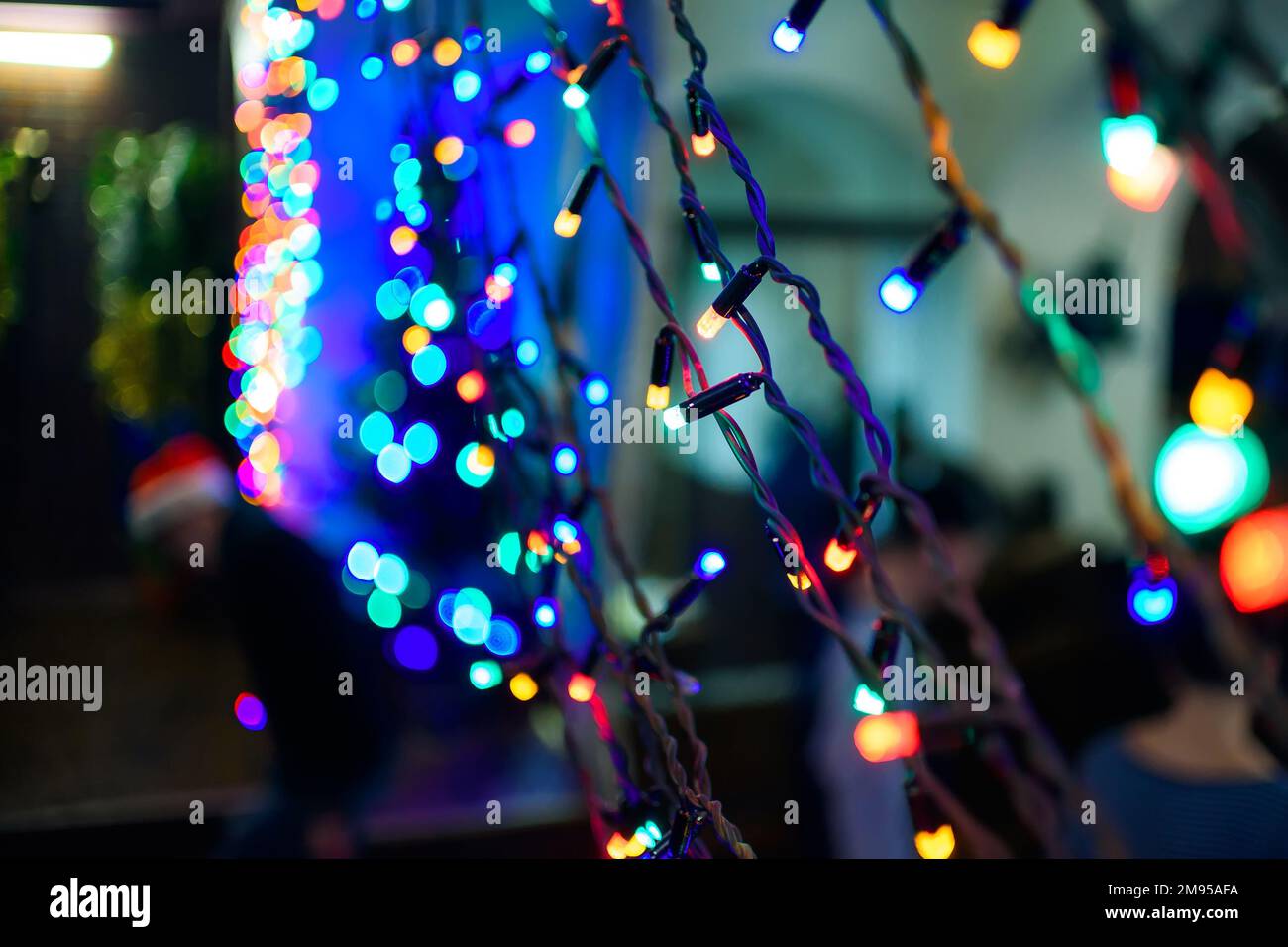 Lichter Farbe Weihnachtsgirlanden, Feiertage, Neujahr Stockfoto