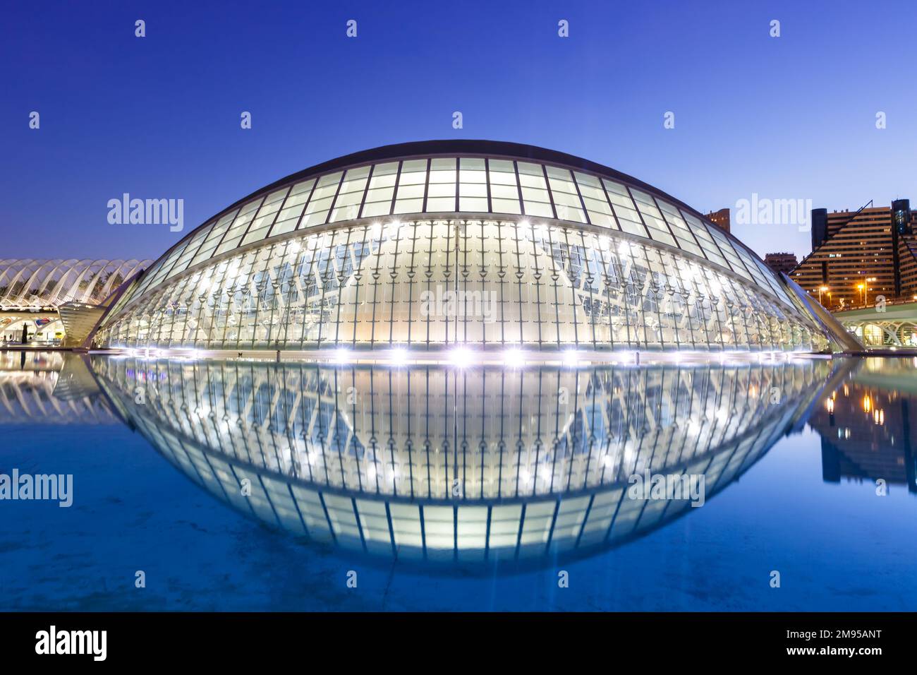 Valencia, Spanien - 17. Februar 2022: Ciutat de les Arts i les Ciencies mit hemisferischem Gebäude, moderne Architektur von Santiago Calatrava bei Nacht Stockfoto