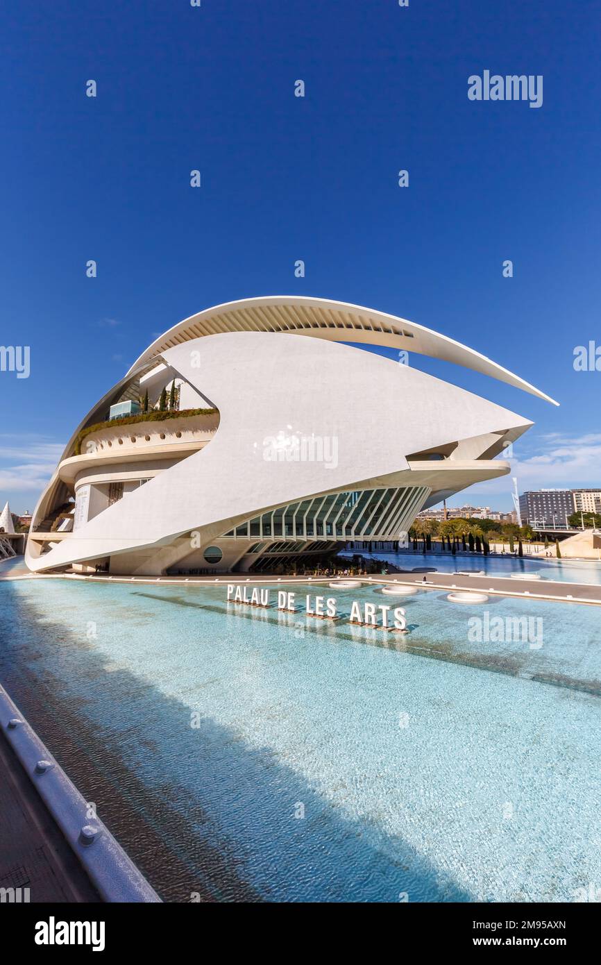 Valencia, Spanien - 17. Februar 2022: Ciutat de les Arts i les Ciencies mit Kunstpalast, moderne Architektur am Hafen von Santiago Calatrava Stockfoto
