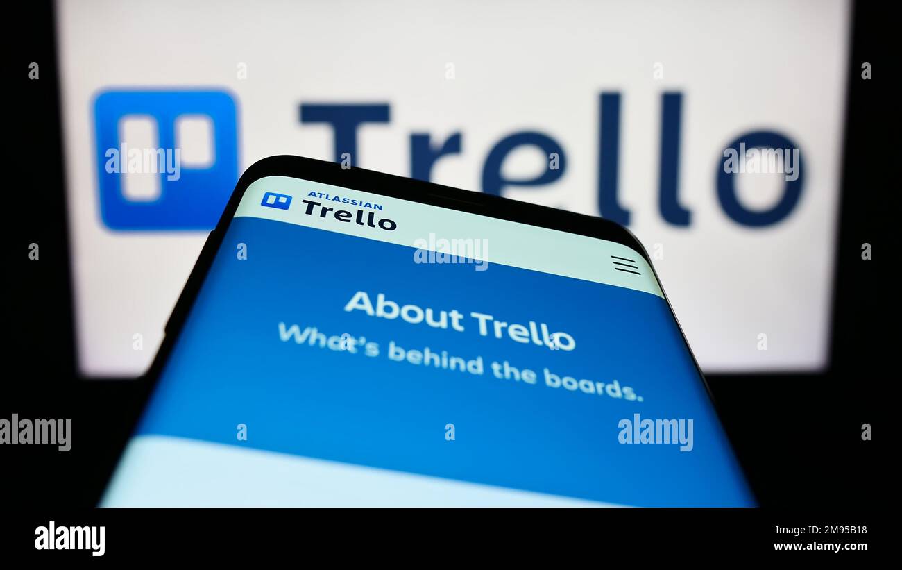 Smartphone mit Webseite der Listerstellungssoftware Trello auf dem Bildschirm vor dem Unternehmenslogo. Fokus auf oberer linker Seite des Telefondisplays. Stockfoto