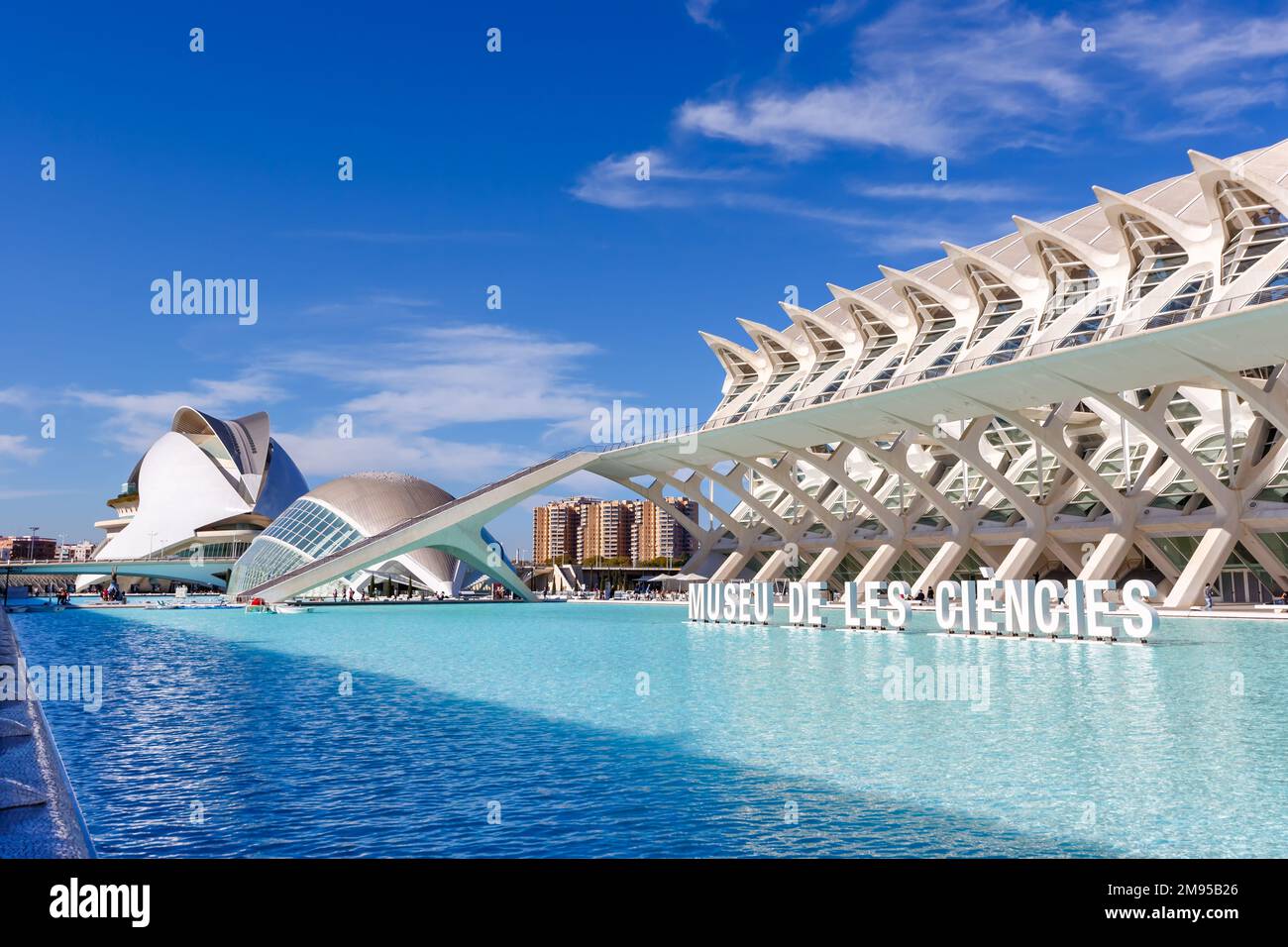 Valencia, Spanien - 18. Februar 2022: Ciutat de les Arts i les Ciencies mit Wissenschaftsmuseum, das moderne Architektur von Santiago Calatrava in Valen baut Stockfoto