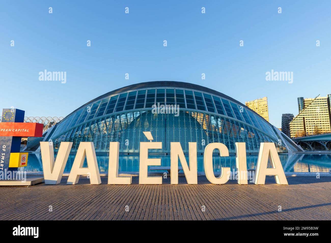 Valencia, Spanien - 18. Februar 2022: Ciutat de les Arts i les Ciencies mit halbferischem Gebäude, moderne Architektur von Santiago Calatrava in Valencia, Stockfoto