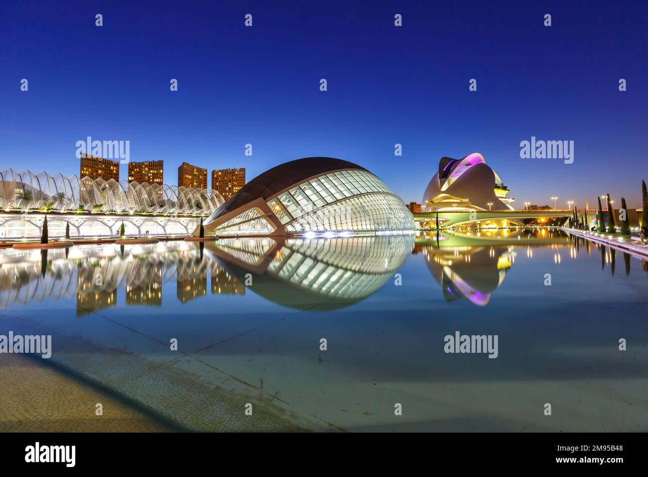 Valencia, Spanien - 17. Februar 2022: Ciutat de les Arts i les Ciencies Moderne Architektur von Santiago Calatrava bei Nacht in Valencia, Spanien. Stockfoto