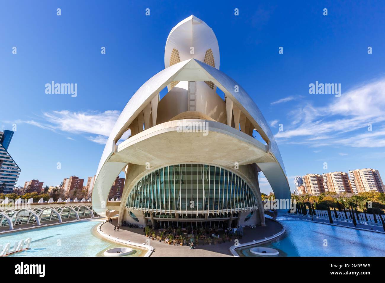 Valencia, Spanien - 17. Februar 2022: Ciutat de les Arts i les Ciencies mit Kunstpalast, moderne Architektur von Santiago Calatrava in V Stockfoto