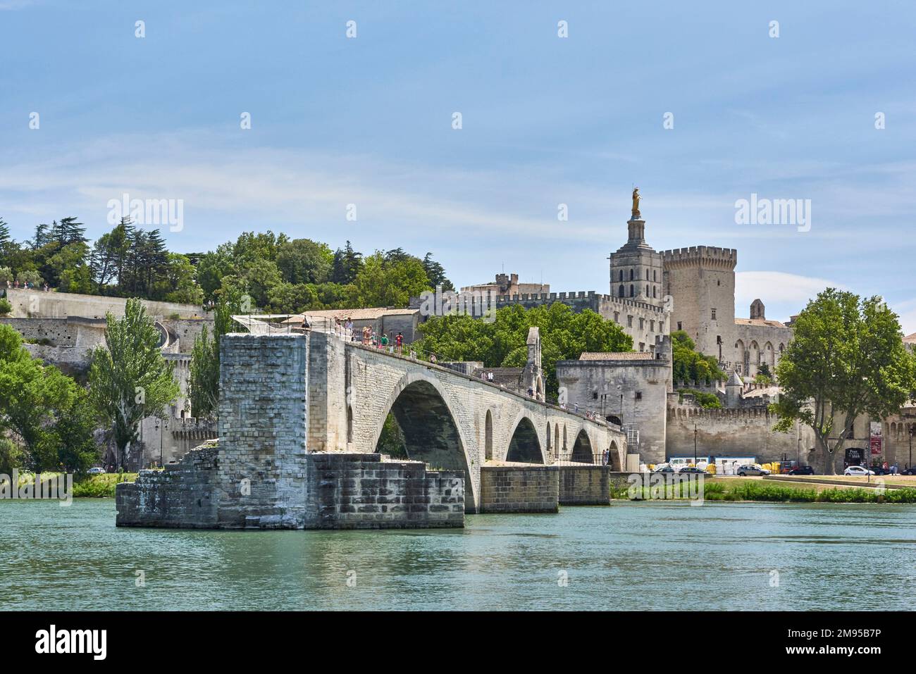 Avignon (Südfrankreich): Saint-Benezet-Brücke. Touristen, die auf der Brücke „Pont d’Avignon“ über die Rhone spazieren und einen Überblick über die Stadt haben Stockfoto