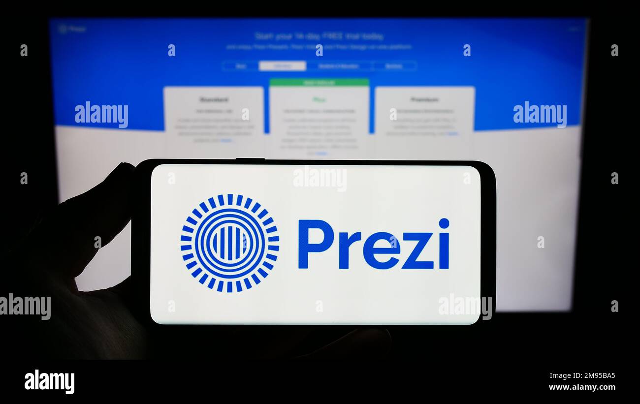 Person, die ein Smartphone mit dem Logo des ungarischen Softwareunternehmens Prezi Inc. Auf dem Bildschirm vor der Website hält. Konzentrieren Sie sich auf das Display des Telefons. Stockfoto