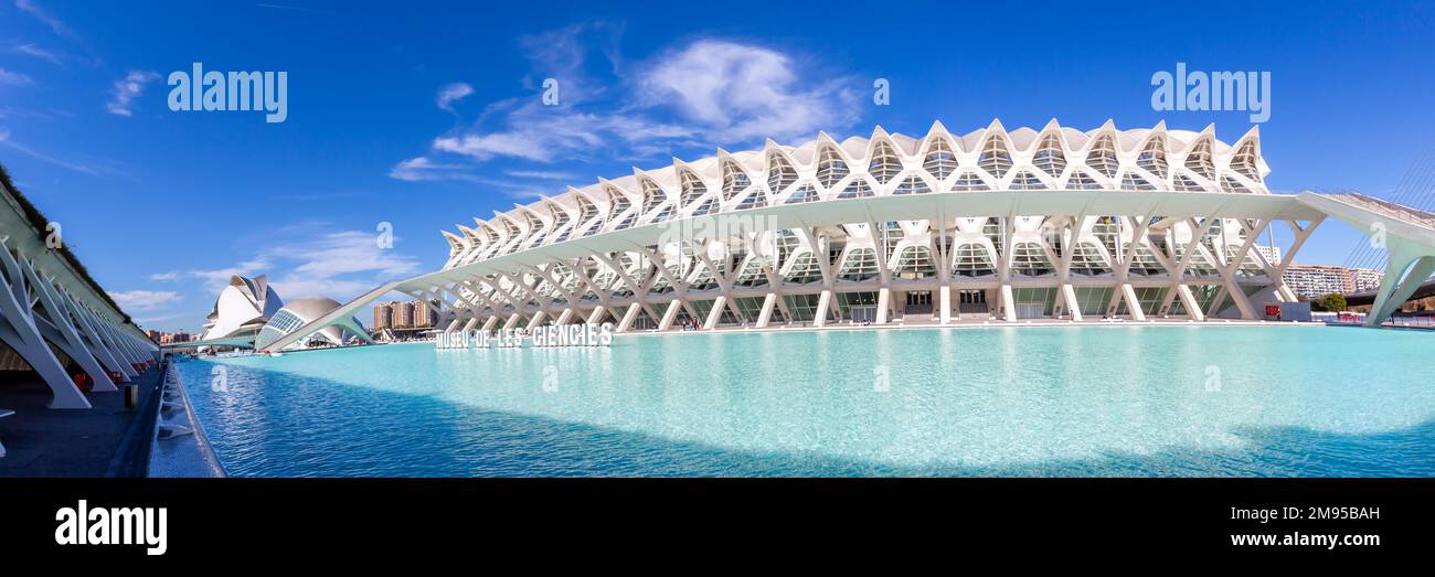 Valencia, Spanien - 18. Februar 2022: Ciutat de les Arts i les Ciencies mit Wissenschaftsmuseum, das moderne Architektur von Santiago Calatrava Panorama erbaut Stockfoto