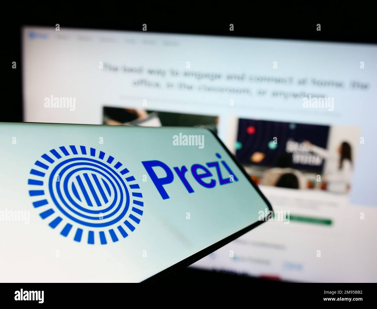 Mobiltelefon mit Logo des ungarischen Softwareunternehmens Prezi Inc. Auf dem Bildschirm vor der Business-Website. Fokus auf die Mitte links des Telefondisplays. Stockfoto
