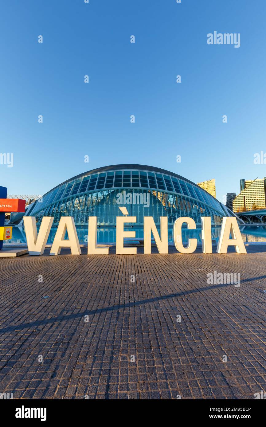 Valencia, Spanien - 18. Februar 2022: Ciutat de les Arts i les Ciencies mit Hemisferic Building Moderne Architektur von Santiago Calatrava Porträt für Stockfoto