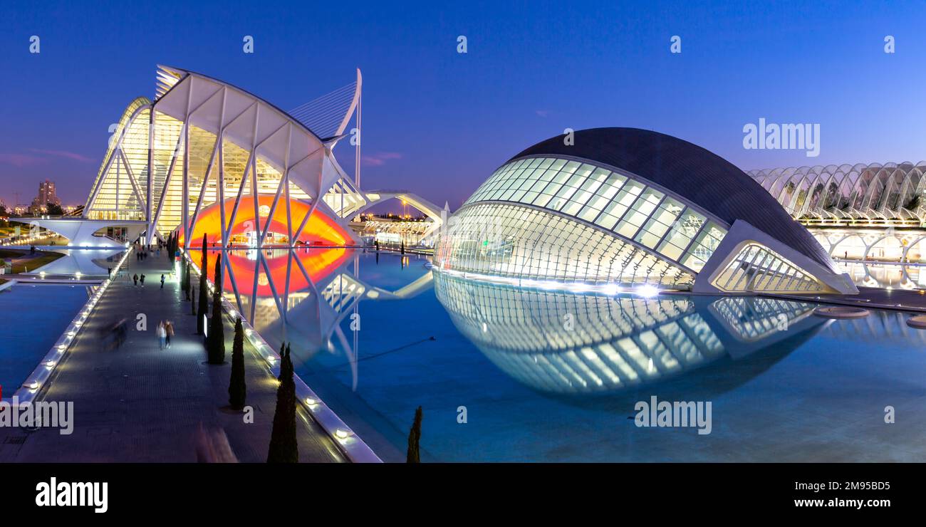 Valencia, Spanien - 17. Februar 2022: Ciutat de les Arts i les Ciencies Moderne Architektur von Santiago Calatrava Panorama bei Nacht in Valencia, Spanien. Stockfoto