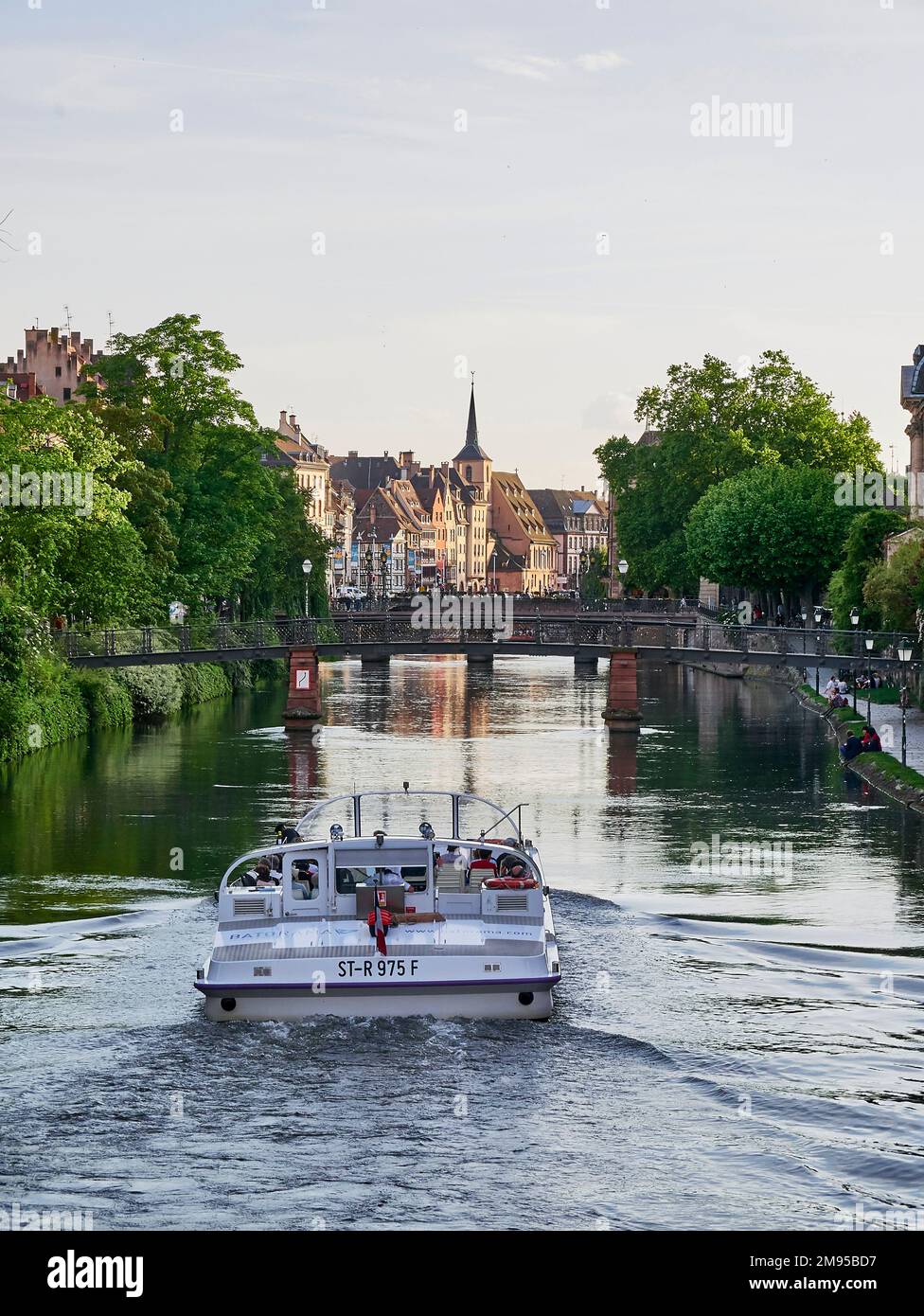 Touristentour auf den Kanälen von Straßburg, Elsass (Nordostfrankreich) Stockfoto