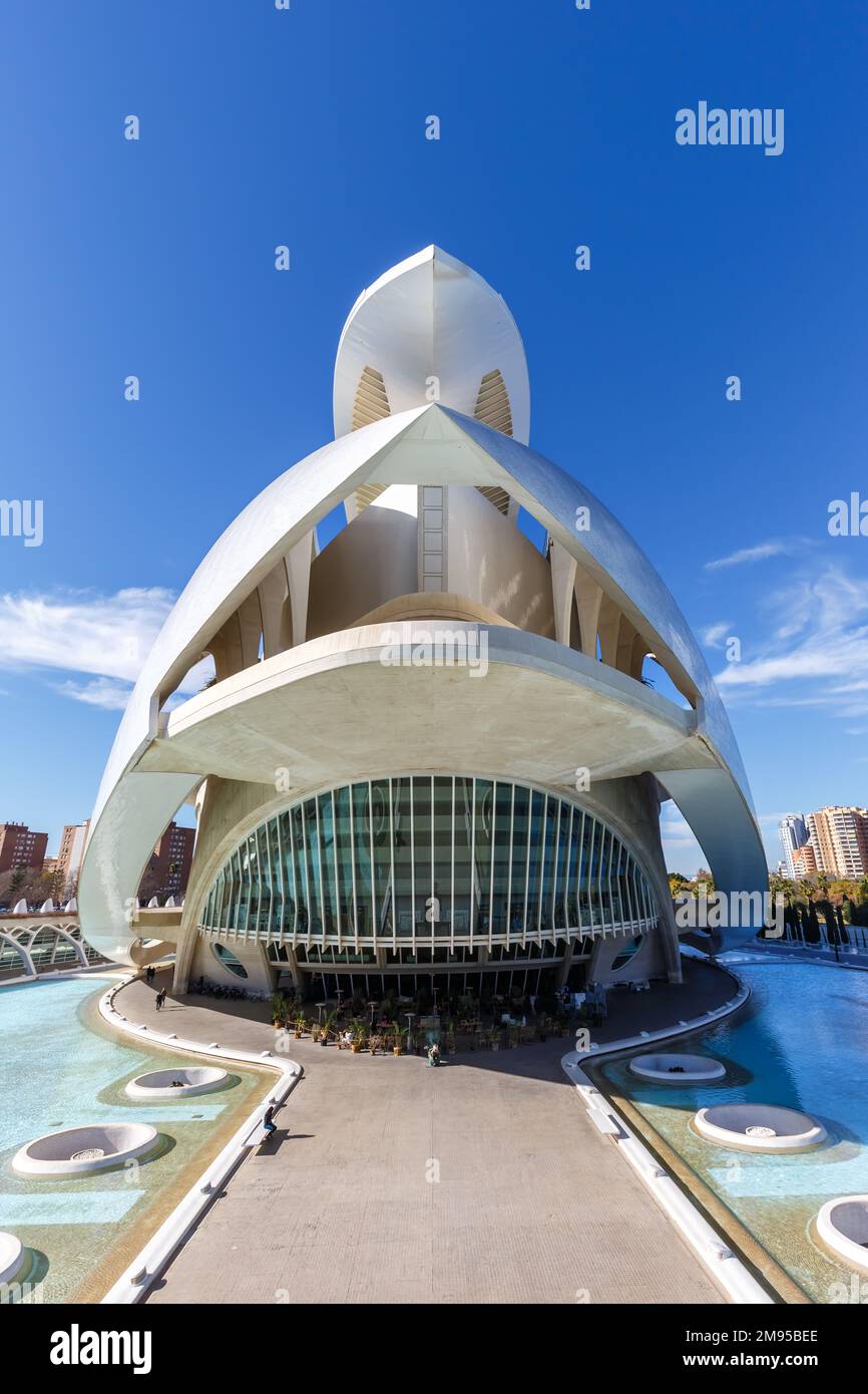 Valencia, Spanien - 17. Februar 2022: Ciutat de les Arts i les Ciencies mit Kunstpalast, moderne Architektur am Hafen von Santiago Calatrava Stockfoto