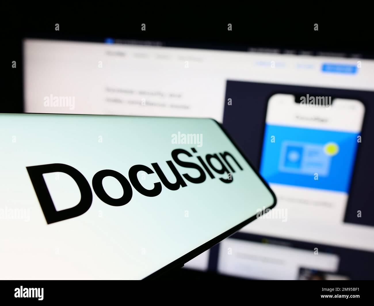 Mobiltelefon mit Logo des amerikanischen Unternehmens DocuSign Inc. Für elektronische Signaturen auf dem Bildschirm vor der Website. Fokus auf die Mitte links des Telefondisplays. Stockfoto