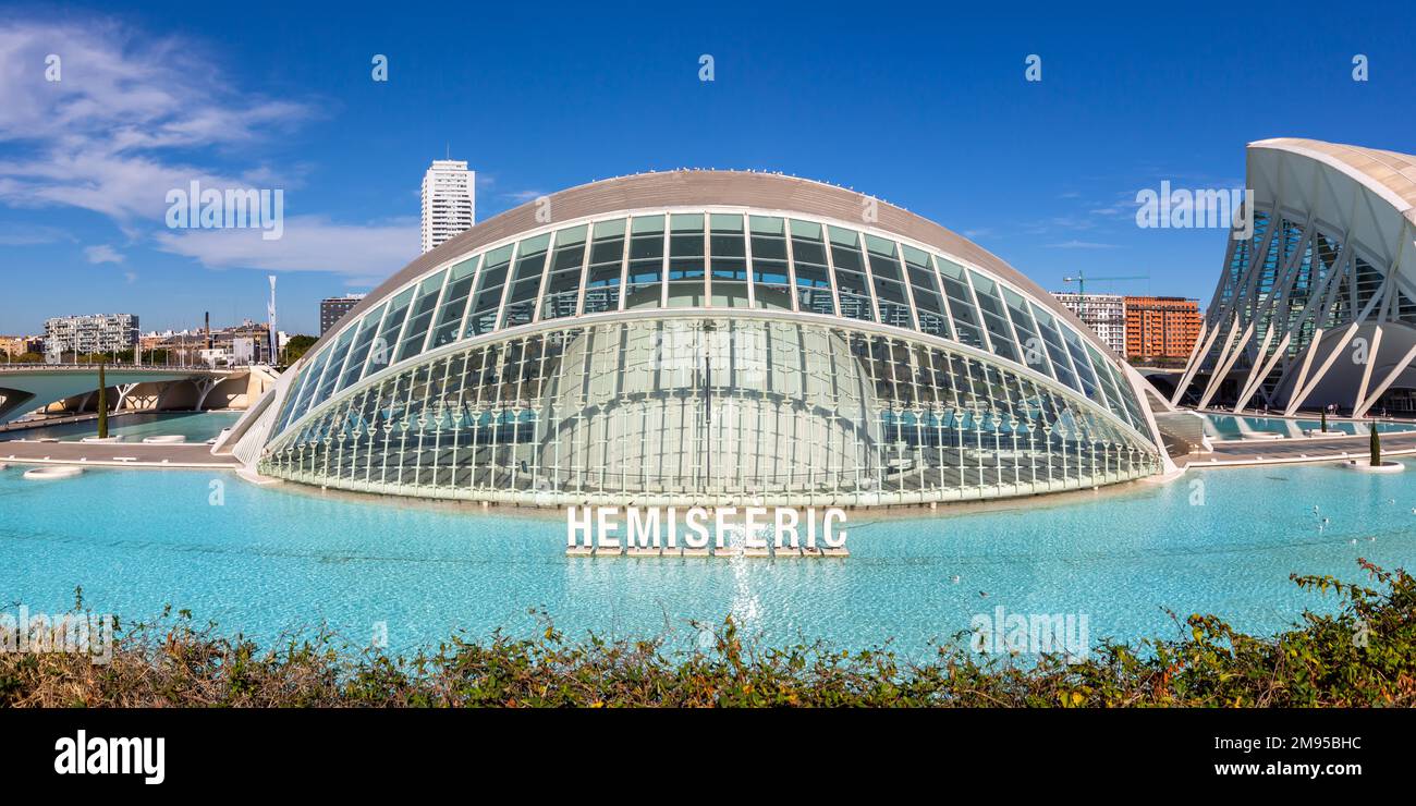 Valencia, Spanien - 17. Februar 2022: Ciutat de les Arts i les Ciencies mit hemisferischem Gebäude, moderne Architektur von Santiago Calatrava Panorama in Stockfoto