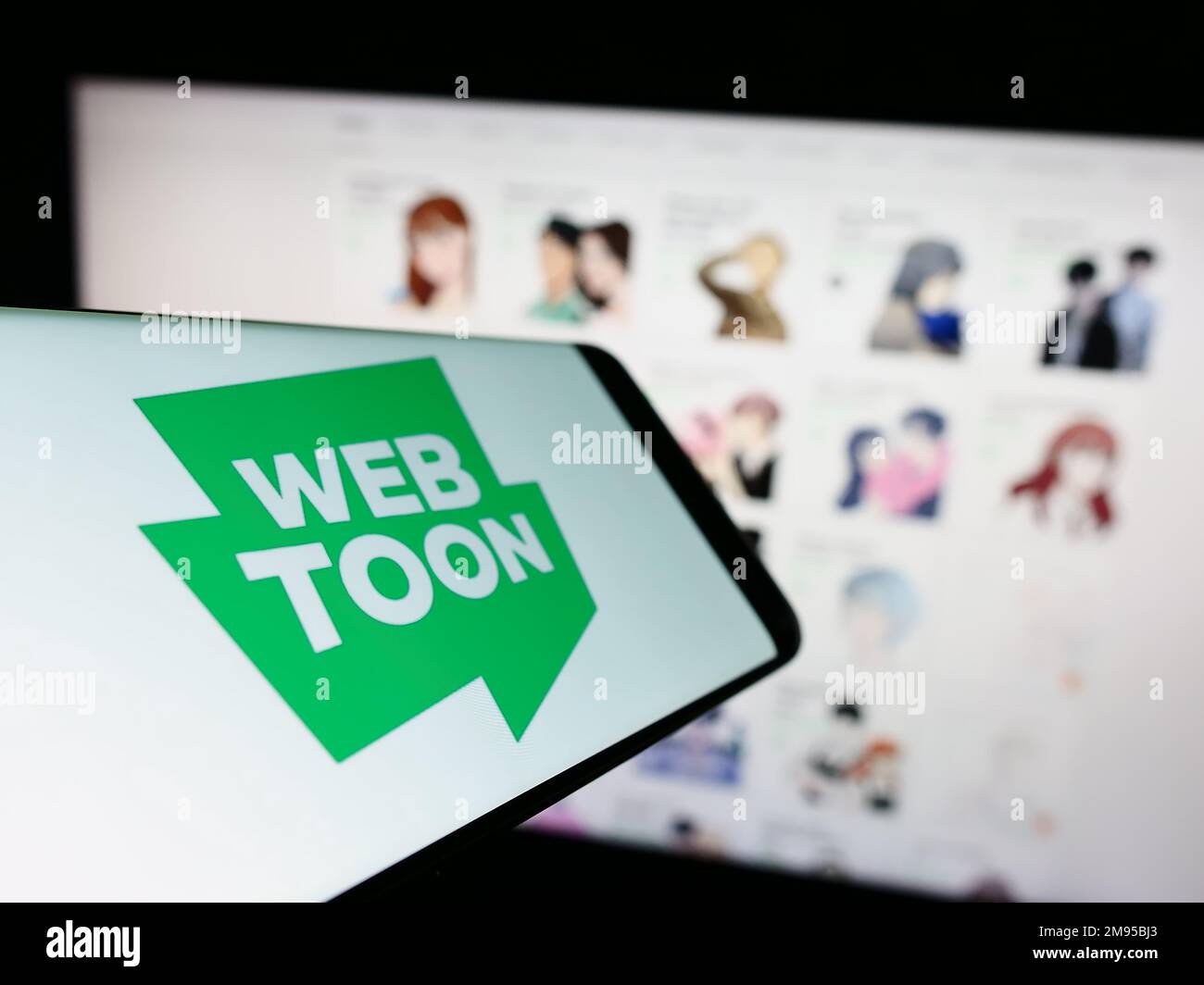 Smartphone mit Logo der digitalen Comic-Firma WEBTOON Entertainment Inc. Auf dem Bildschirm vor der Website. Fokus auf die Mitte links des Telefondisplays. Stockfoto