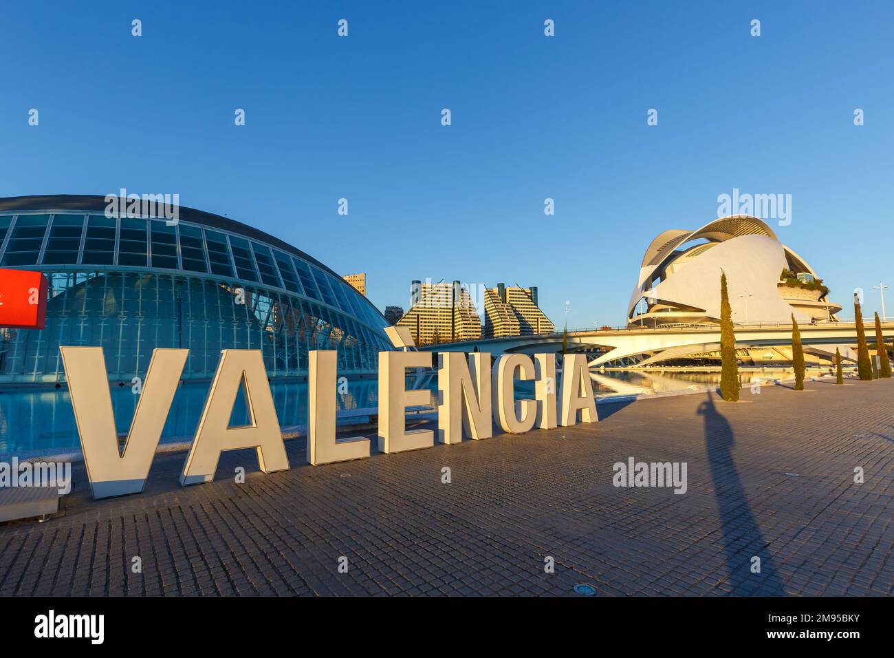 Valencia, Spanien - 18. Februar 2022: Ciutat de les Arts i les Ciencies Moderne Architektur von Santiago Calatrava in Valencia, Spanien. Stockfoto