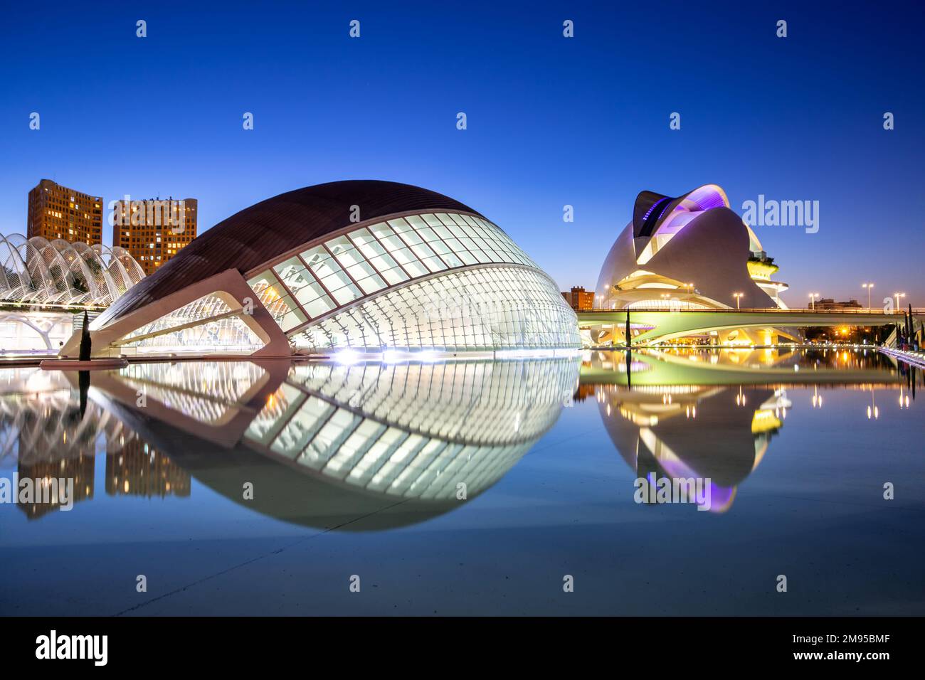 Valencia, Spanien - 17. Februar 2022: Ciutat de les Arts i les Ciencies Moderne Architektur von Santiago Calatrava bei Nacht in Valencia, Spanien. Stockfoto