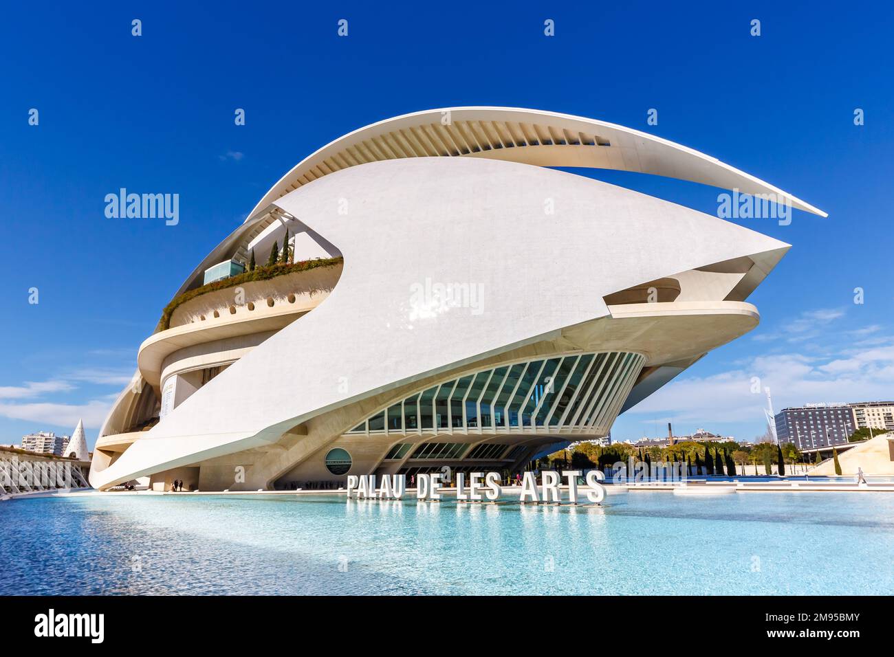 Valencia, Spanien - 17. Februar 2022: Ciutat de les Arts i les Ciencies mit Kunstpalast, moderne Architektur von Santiago Calatrava in V Stockfoto
