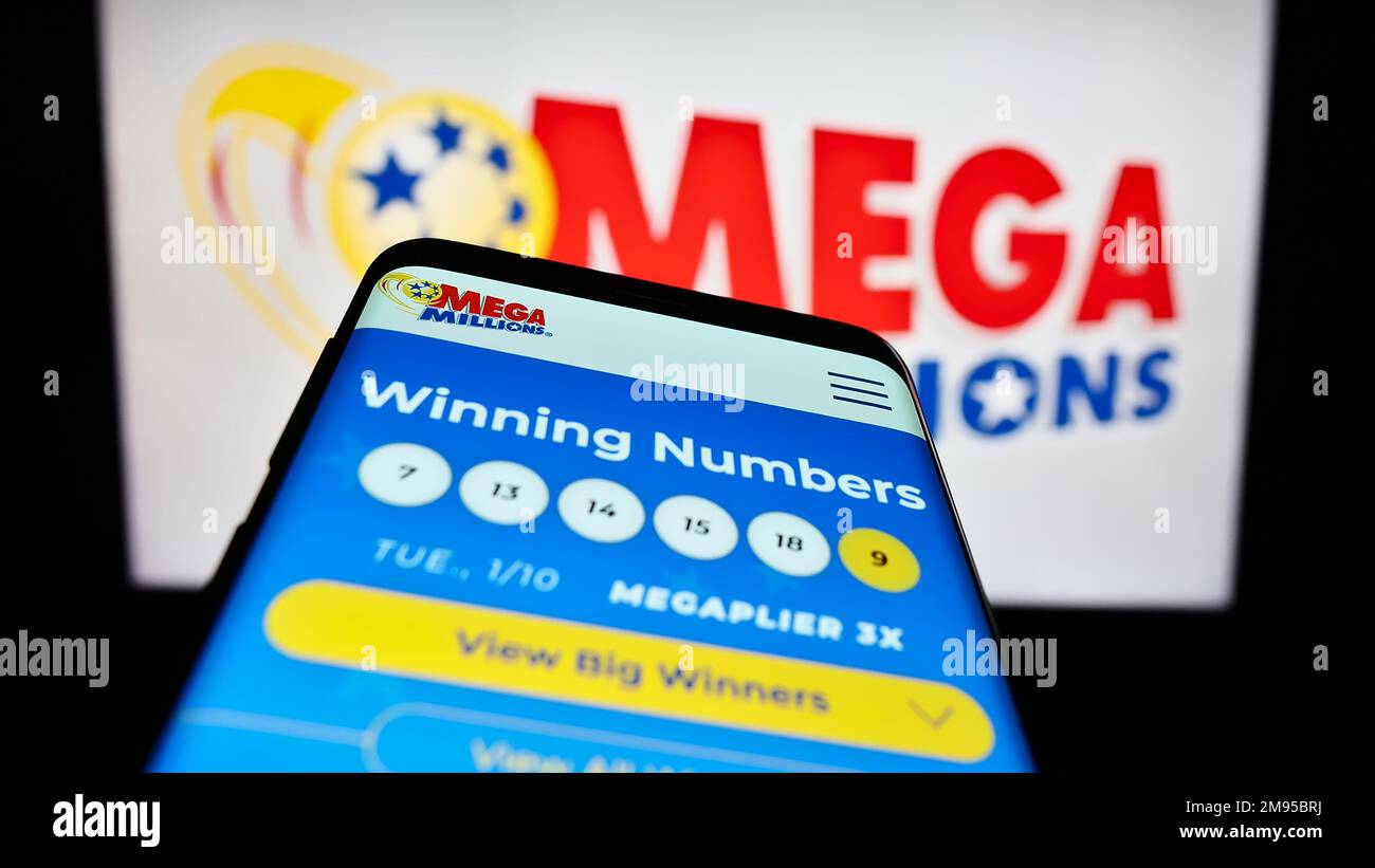 Smartphone mit Website des US-Lotteriespieles Mega Millions auf dem Bildschirm vor dem Logo. Fokus auf oberer linker Seite des Telefondisplays. Stockfoto