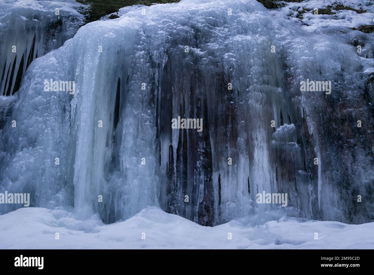 Klare blaue Eiswand auf einem Felsen im Naturschutzgebiet Lapakisto, Lahti, Finnland Stockfoto