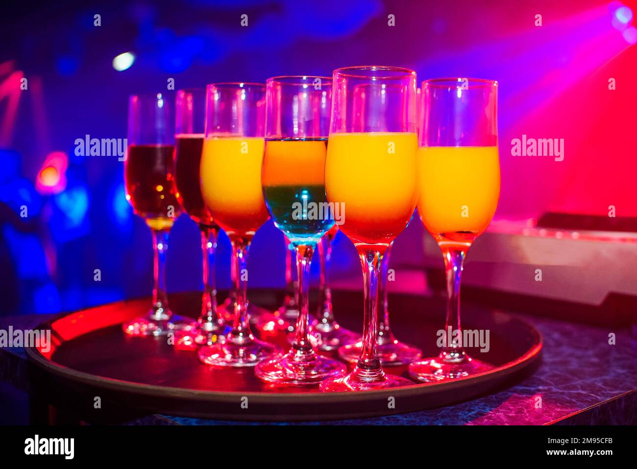 Gläser mit Cocktails für eine Party in einem Nachtklub mit hellem Hintergrund Stockfoto