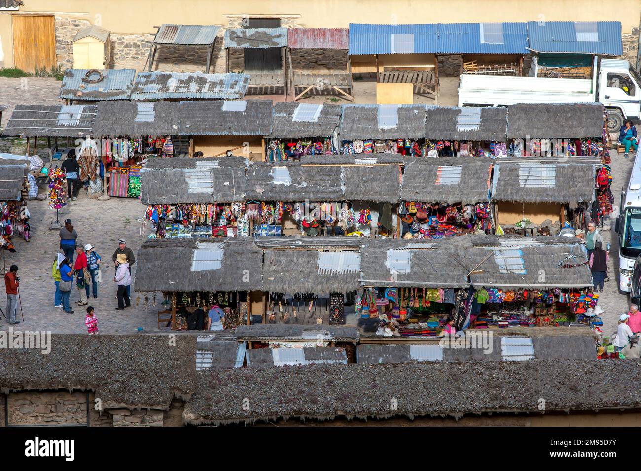 Eine farbenfrohe Ausstellung von Souvenirs und Textilien zum Verkauf auf der Plaza of Manyaraki, die sich neben der antiken Stätte Ollantaytambo in Peru befindet. Stockfoto