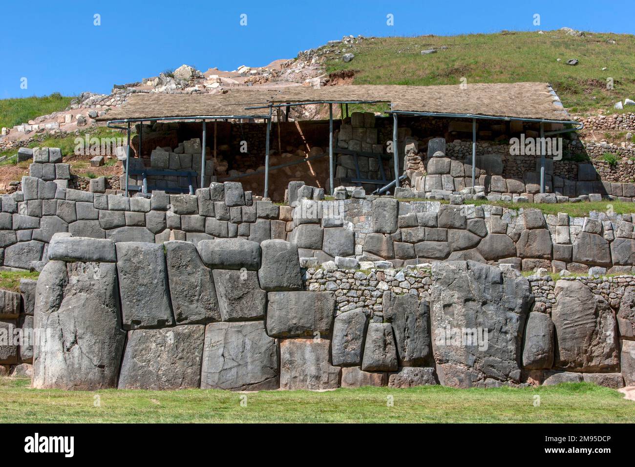 Ein Abschnitt der massiven ineinander greifenden Steinmauern in Sacsayhuaman, erbaut von den Inkas während des 15. Jahrhunderts am nördlichen Rand von Cusco in Peru. Stockfoto