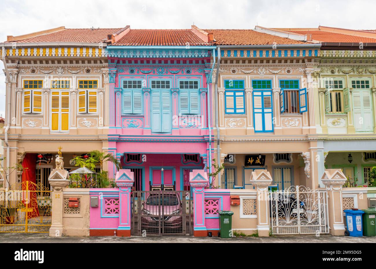 Ikonische pastellfarbene Peranakan Wohnhäuser in Koon Seng Rd Katong Singapur Stockfoto