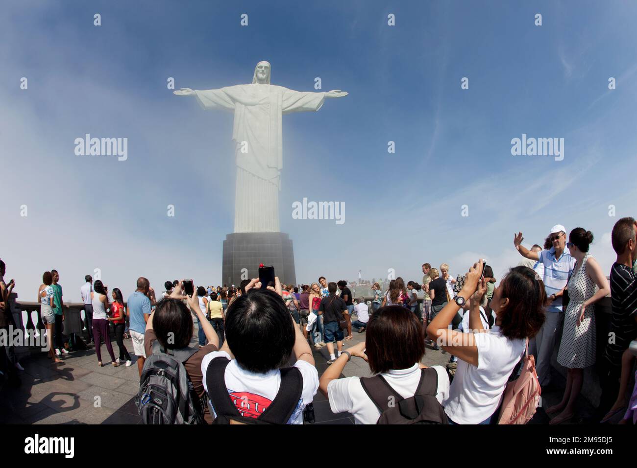 Brasilien, Rio, Touristen, die Fotos an der Statue von Cristo Redentor (Christus der Erlöser) machen, dem weltweit größten Art déco-Denkmal. Stockfoto