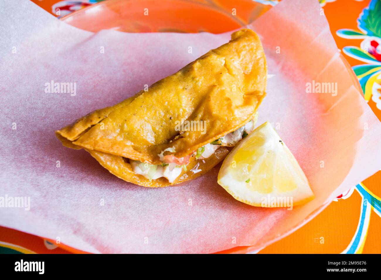 Die Quesadilla ist ein mexikanisches Gericht, das aus einer Mais- oder Weizentortilla besteht, die in der Mitte gefaltet ist und je nach Region mit Käse gefüllt werden kann Stockfoto