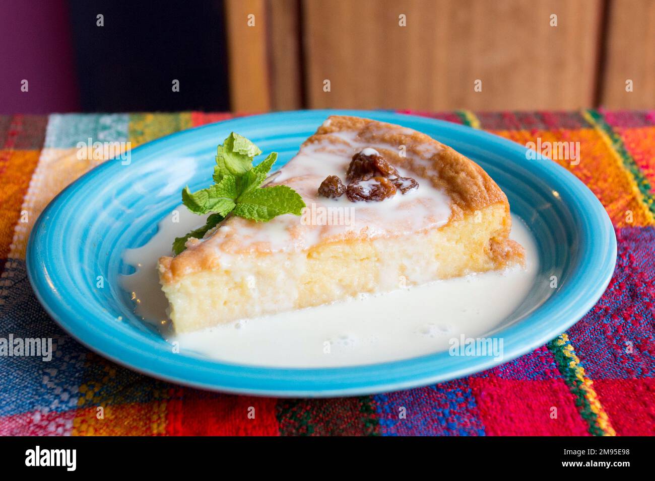 Mexikanischer Tres Leches Kuchen. Es besteht aus einem Schwamm, der in ...