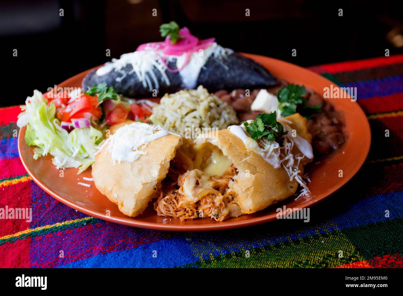 Mexikanische Kombi-Platte mit gefülltem Mais Empanadas Stockfoto