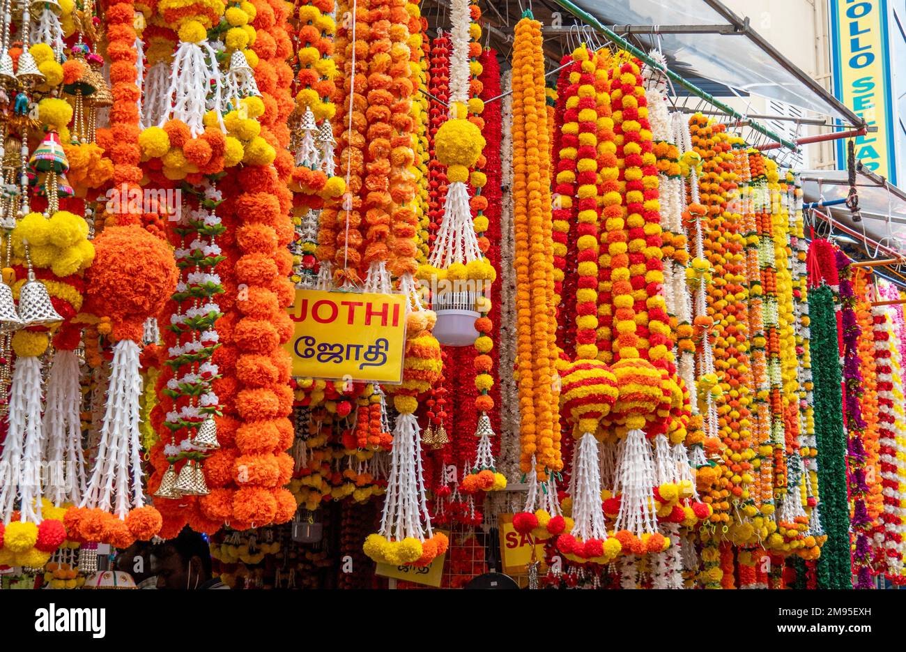 Dekorative Blumengirlanden zum Verkauf in einem Verkaufsstand auf einem Markt in Little India Singapur. Stockfoto