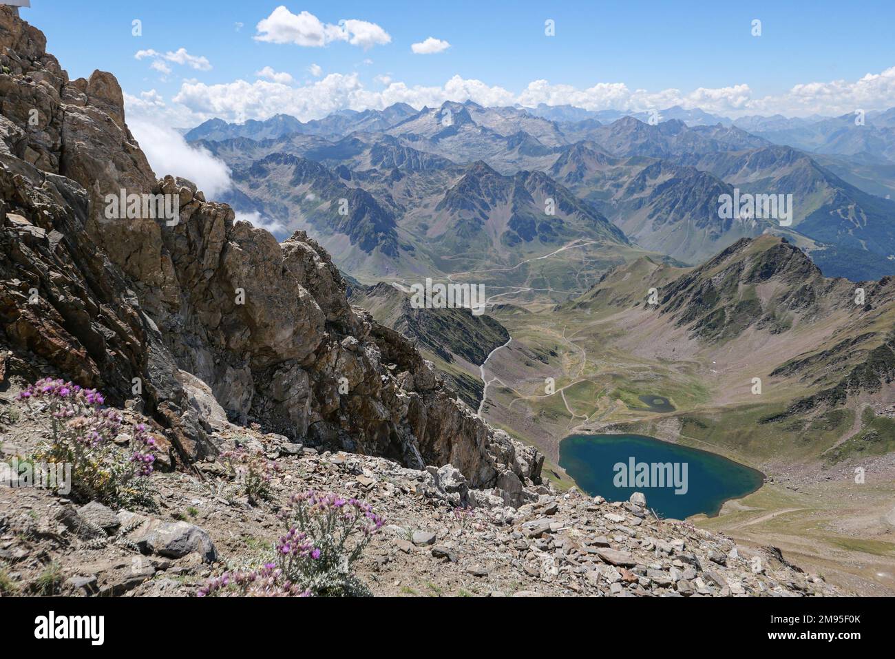 Departement Hautes-Pyrenäen (Obere Pyrenäen, Südwestfrankreich): Oncetsee am Fuße des Gipfels „Pic du Midi de Bigorre“ mit Blick von der alten Stockfoto