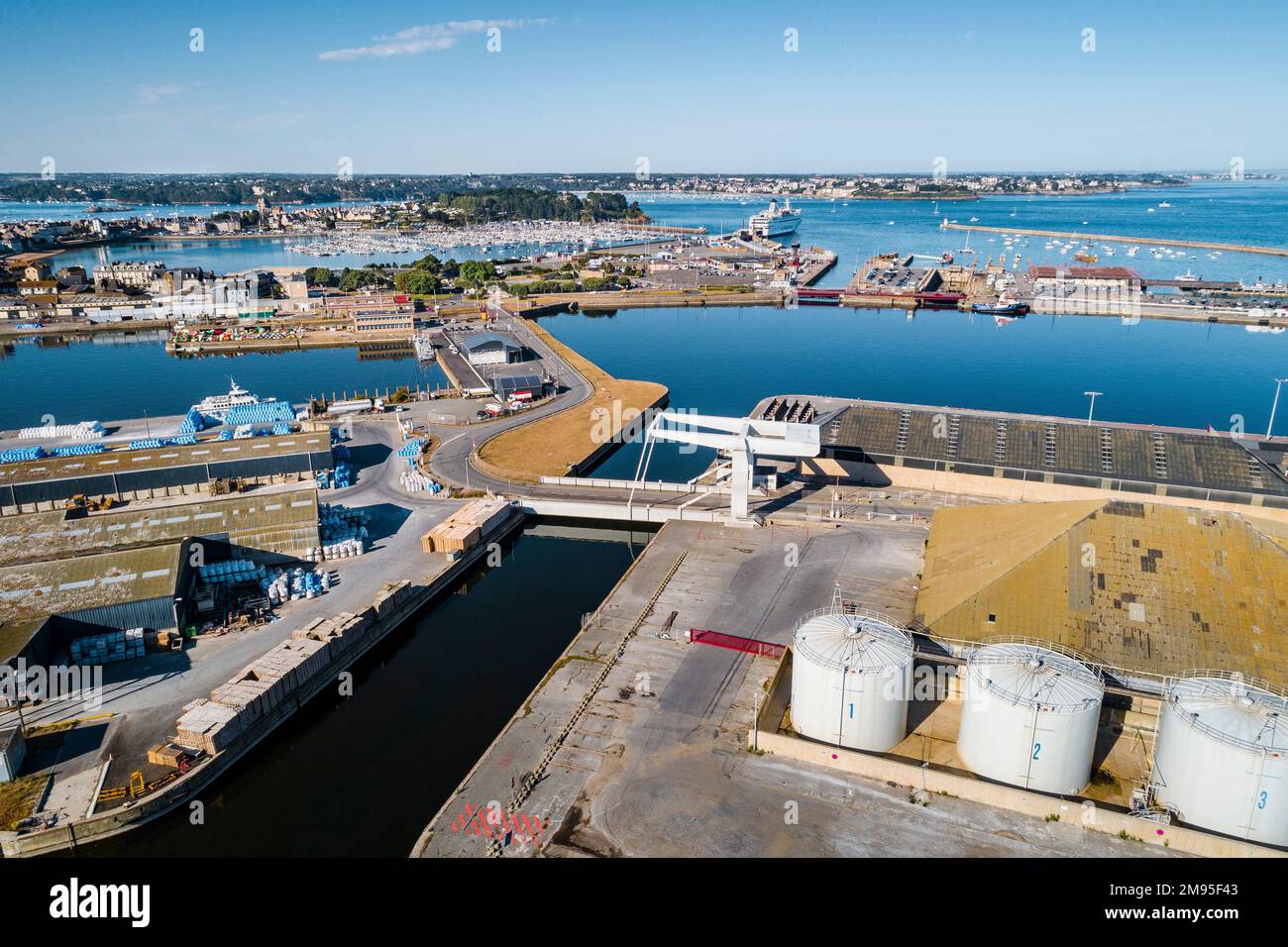 Saint-Malo (Bretagne, Nordwestfrankreich): Luftaufnahme des Rohstoffentlade- und Lagerbereichs und des Jachthafens Sablons im Hintergrund Stockfoto