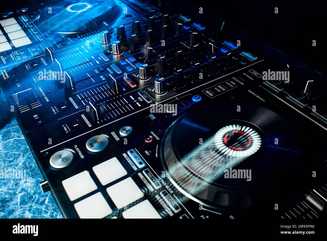 Moderne professionelle Ausstattung für DJ, um Musik mit Lichteffekten zu mischen Stockfoto