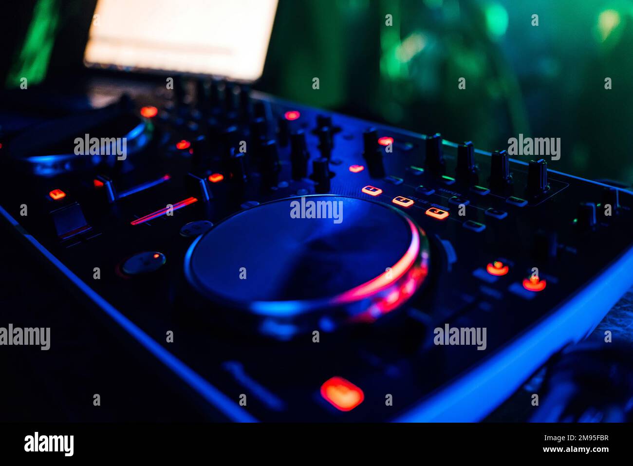 Professioneller, moderner Board DJ, der Musik und Spiele-Discs mit  farbenfrohem, hellen Hintergrund mischt Stockfotografie - Alamy