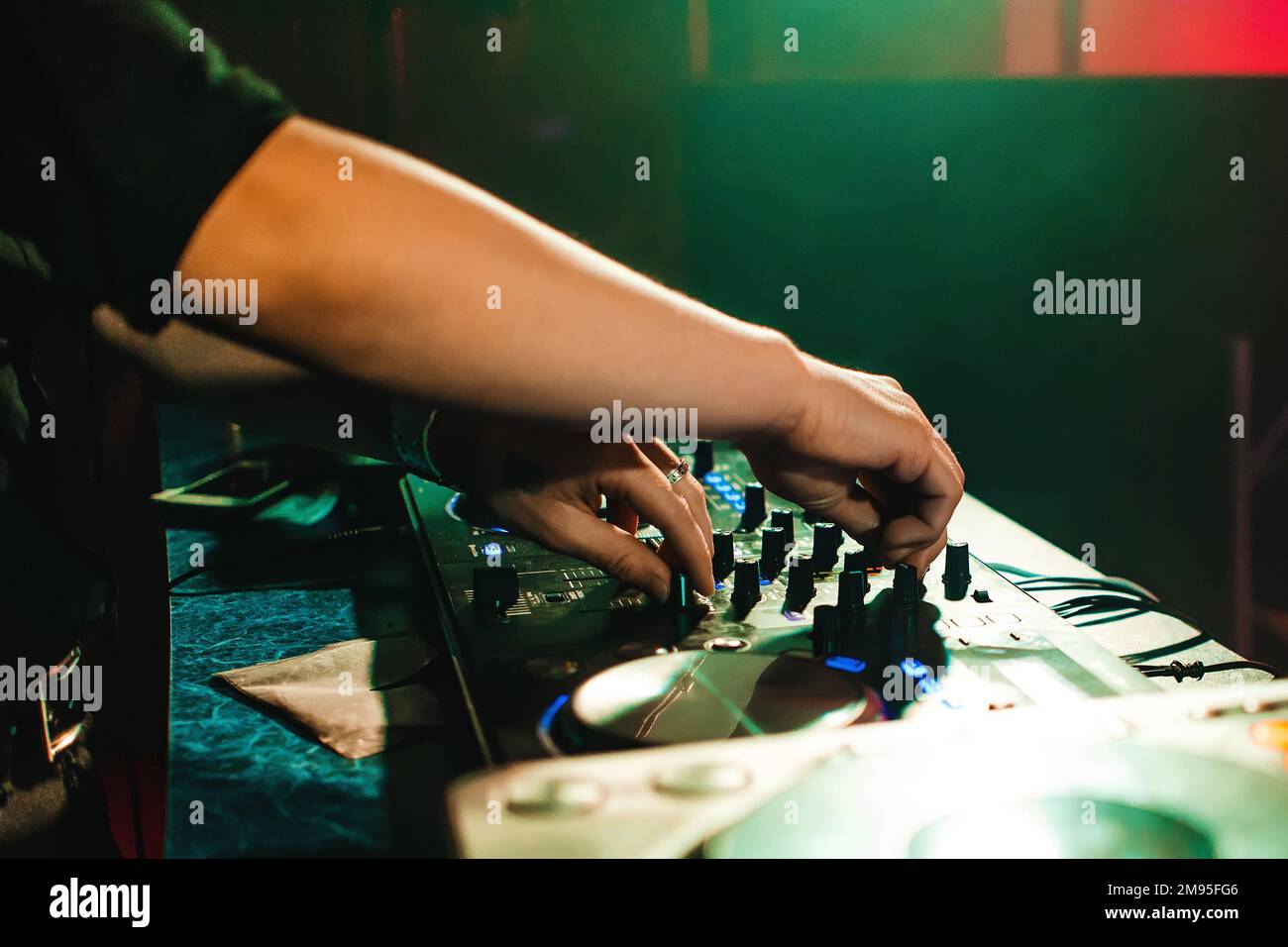 DJ mischen im Nachtklub auf der Veranstaltung auf dem Mixer Musik Stockfoto