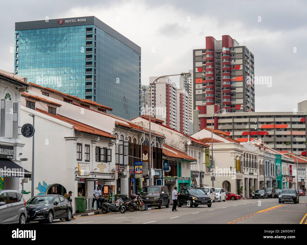 Kontrast zwischen traditionellen Shophouses entlang der North Bridge Rd und modernen Wolkenkratzern von Wohn- und Hoteltürmen Singapur Stockfoto