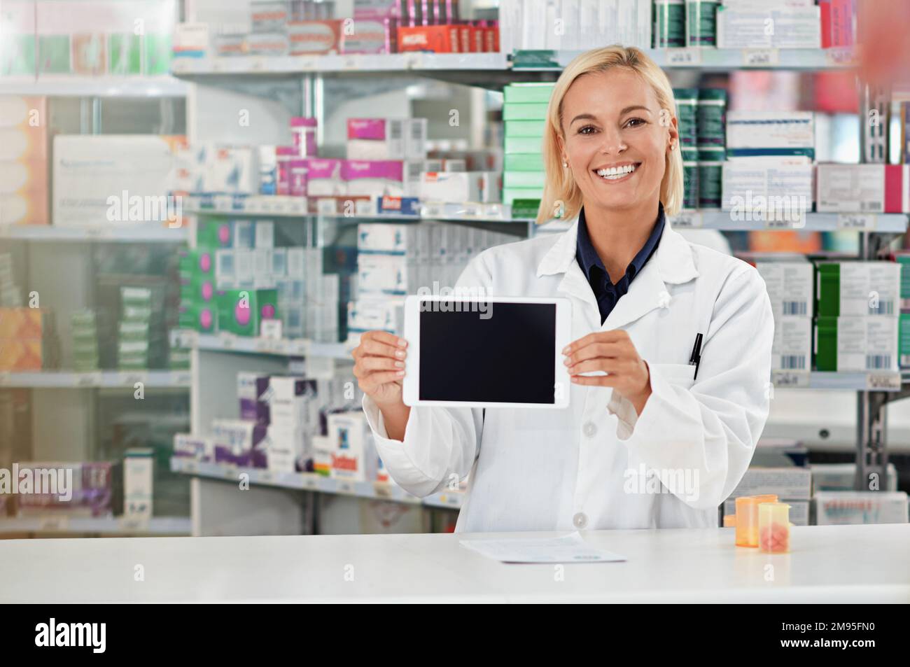 Tablet-Bildschirm, Apotheke und Apothekerin mit Modell für medizinische Software, E-Commerce und Online-Medizin. Digitale Technologie, Einzelhandelsanwendung Stockfoto