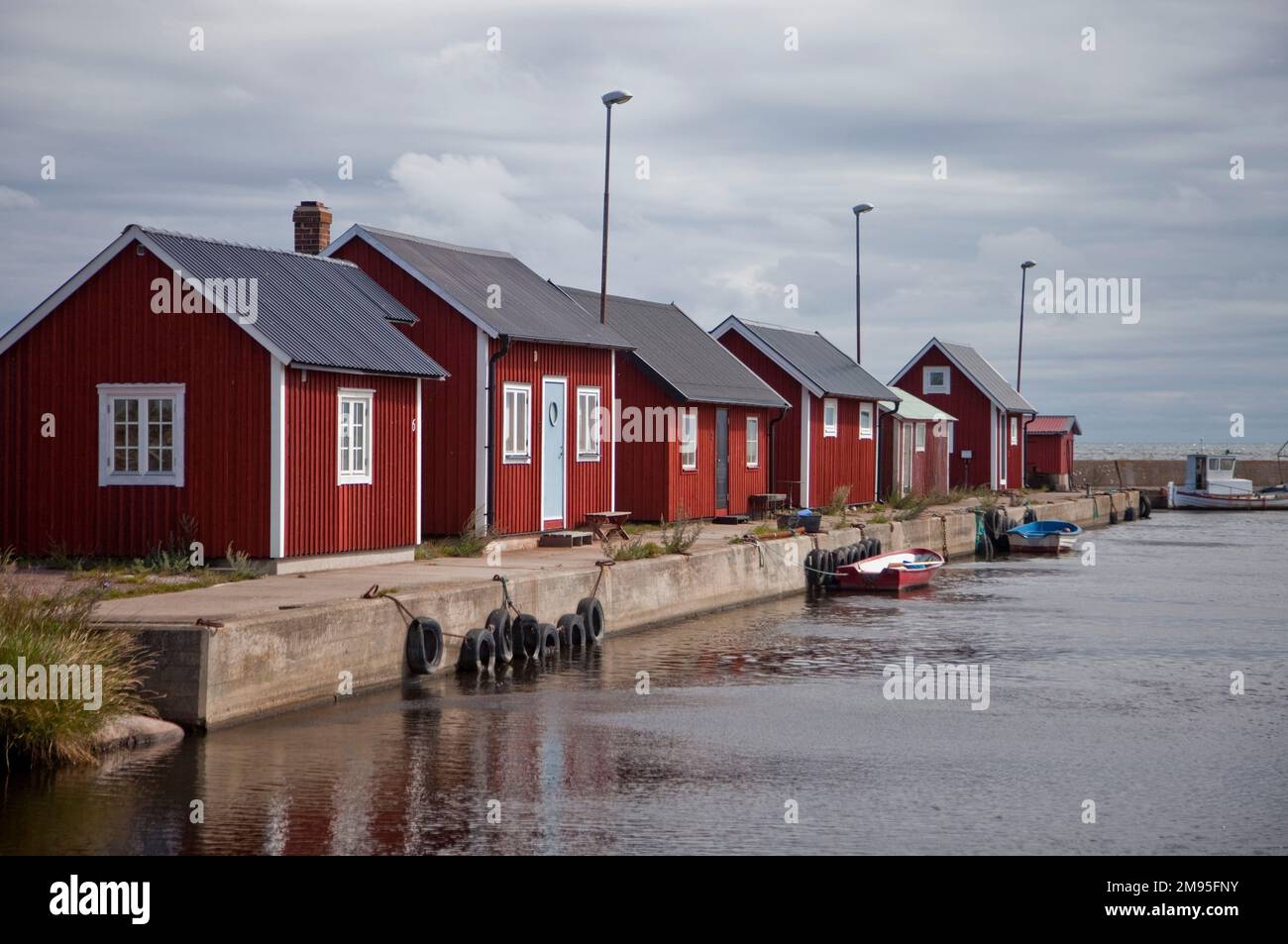 Schweden, oland Island: Typische Fischerhütte in Blasinge, rote Hütten am Ufer der Ostsee Stockfoto