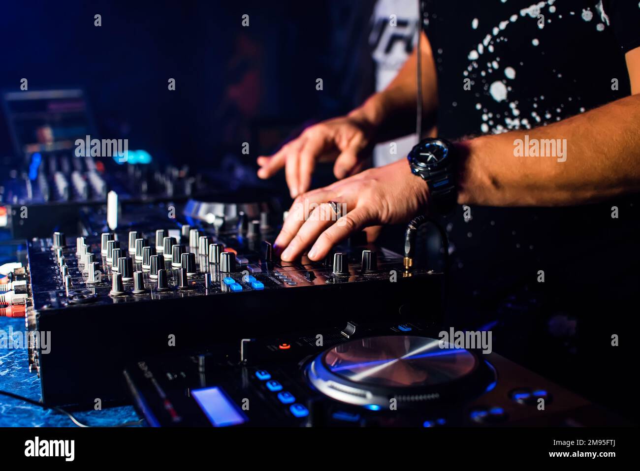 DJ mischen Musik in professionellen Musikboards und Ausrüstung zum Mischen von Musik im Nachtclub Stockfoto