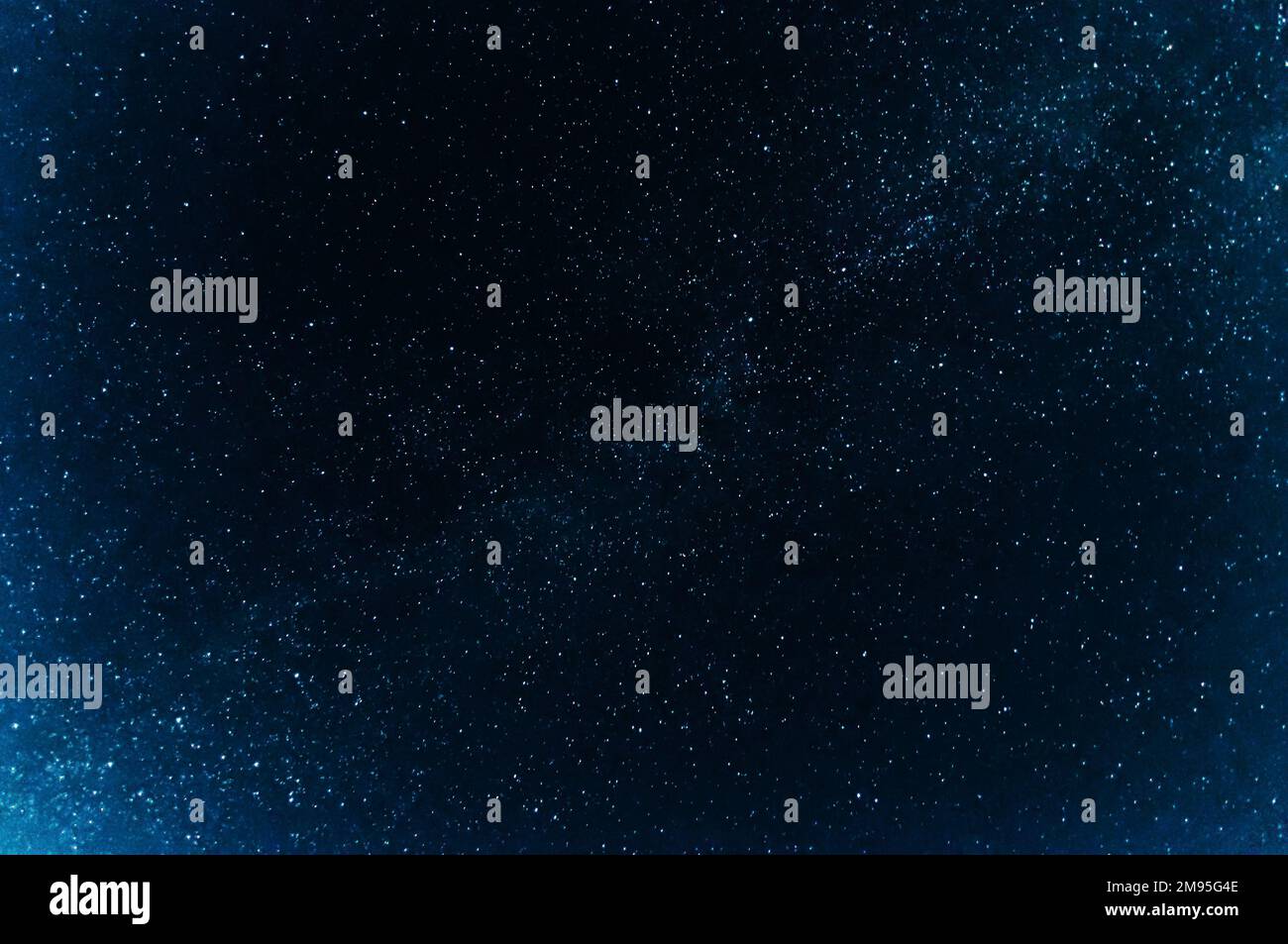 milchstraße mit vielen hellen Sternen auf dunkelblauem Hintergrund Stockfoto