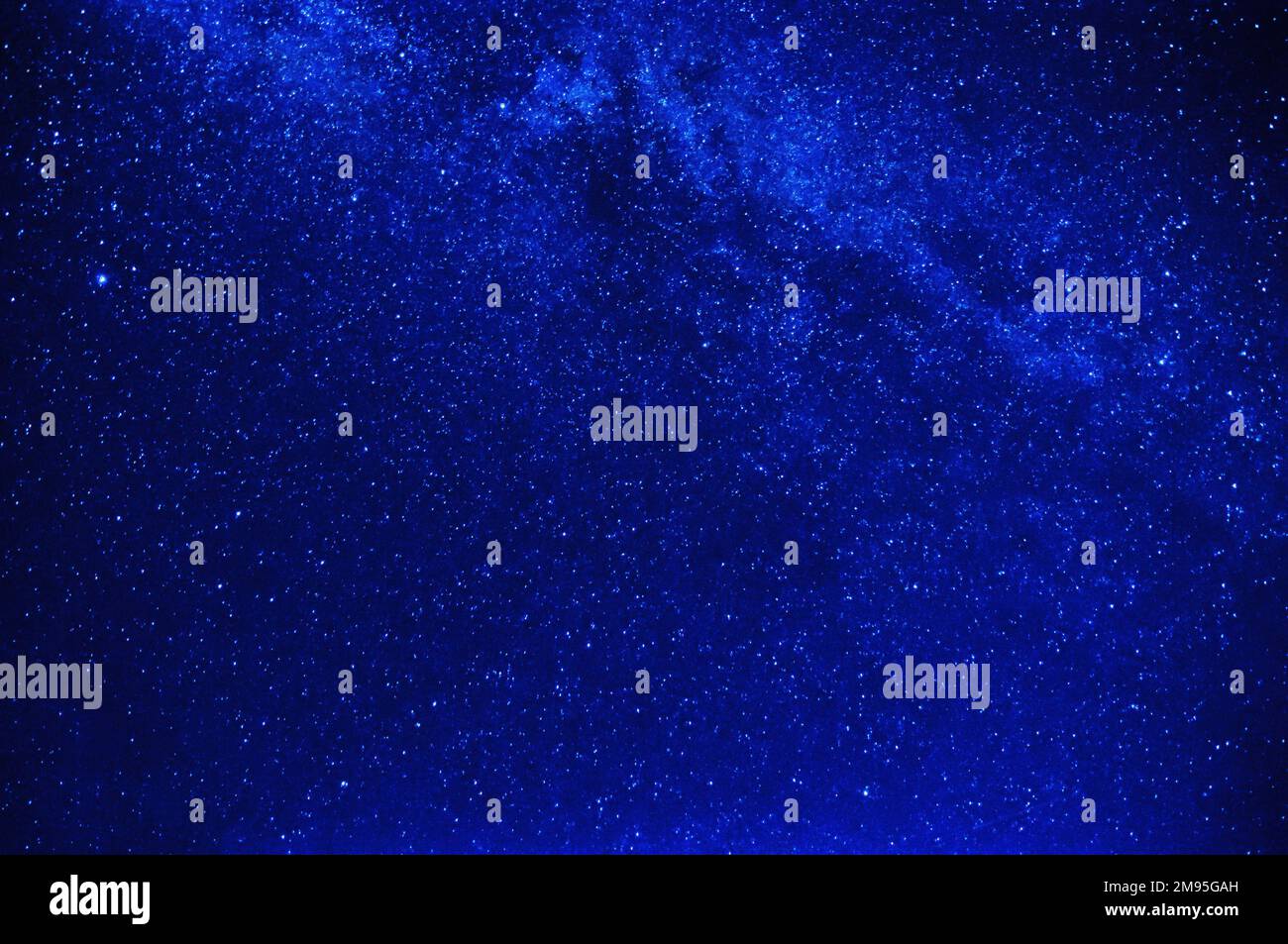 Leuchtend blauer Sternenhimmel mit der Milchstraße Stockfoto