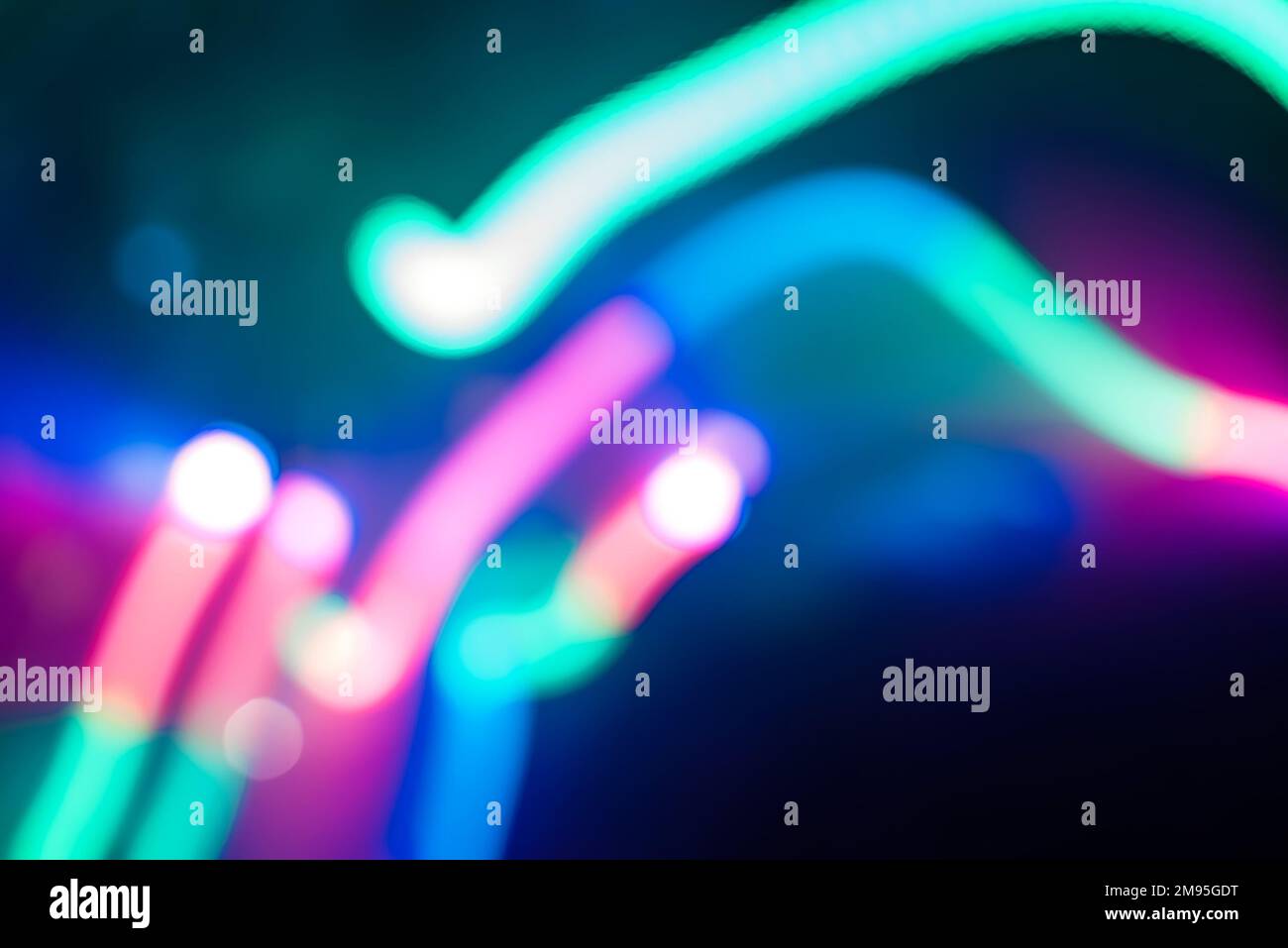 Helle abstrakte, farbenfrohe, verschwommene Linien von Lichtquellen im Party-Nachtclub Stockfoto