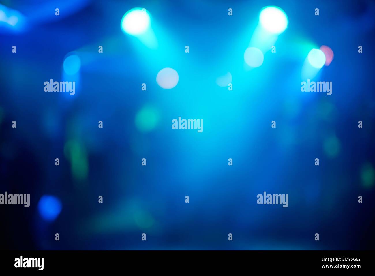 Blauer abstrakter, verschwommener Hintergrund mit hellen Lichtpunkten auf der Party Stockfoto
