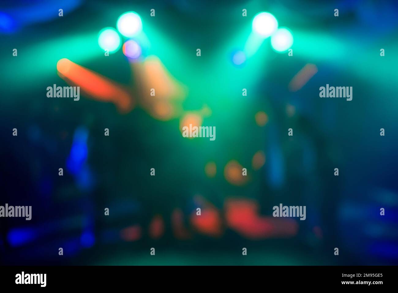 Verschwommener abstrakter Hintergrund von farbigen Lichtern im Nachtclub mit Bokeh-Fokus und hellen Spots Stockfoto