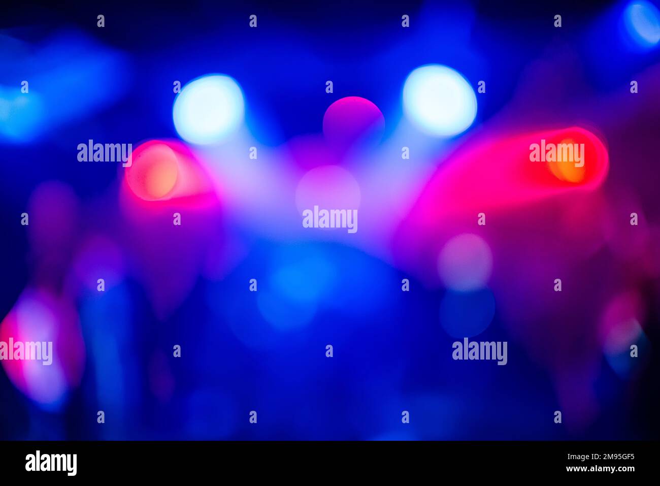 Verschwommener abstrakter Hintergrund mit rot-blauem Hintergrund und hellen Lichtflecken und Bokeh Stockfoto