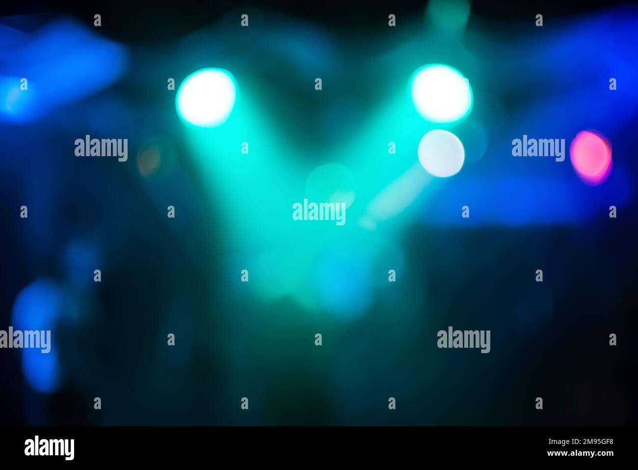 Verschwommener abstrakter Hintergrund aus Blau mit den Scheinwerfern im Nachtclub Stockfoto